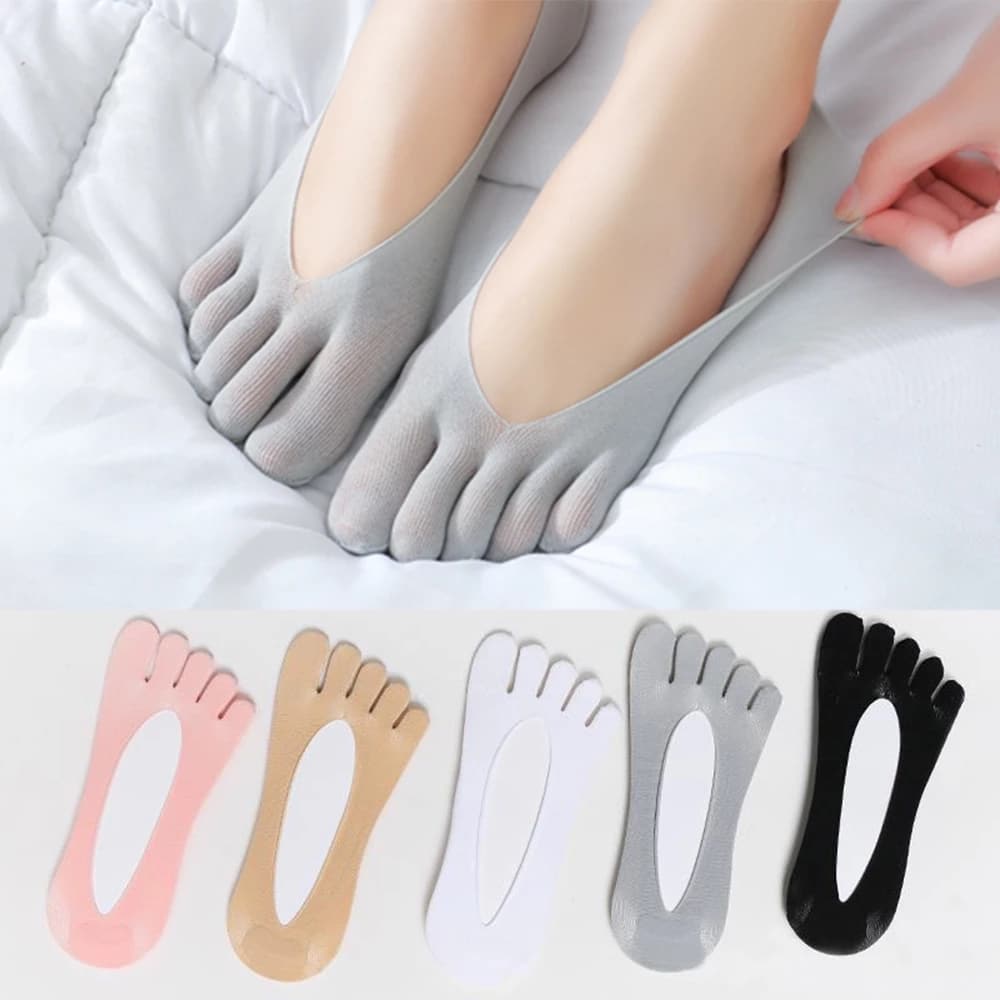 Orthopädische Zehensocken Frau an den Füßen einer Frau in einem Bett mit einer grauen Bettdecke darüber alle Farbmodelle von Orthopädische Zehensocken Frau