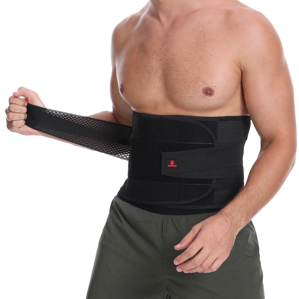 Orthopädisches Korsett zur Unterstützung des Rückens, das von einem Mann getragen wird.
