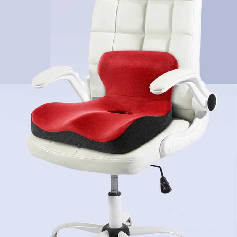 Orthopädisches Kissen für Sitz und unteren Rücken, rot auf einem Bürostuhl.