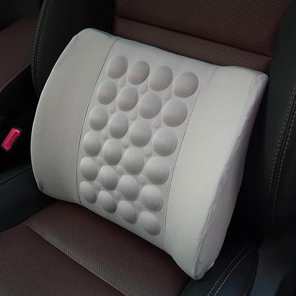 Weißes orthopädisches Vibrationskissen für die Lendenwirbelsäule auf einem Autositz