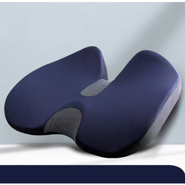 Orthopädisches Kissen für das Sitzen auf einem Stuhl oder Autositz. Speziell geformt, um sich perfekt an Ihre Morphologie anzupassen. Dreiviertel von vorne, blau und grau. Auf hellblauem Hintergrund.